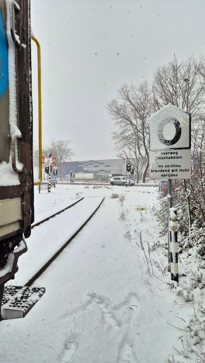 DJGerrits's tweet photo. Maandag weer een goederendienstje gehad. Treintje ophalen van ijselmonde, droppen op lage zwaluwe en met 8 wagens door naar de moerdijk om de wagens bij wupperman trein plaatsen. Mooi dagje in de sneeuw om ploegen. Was optijd klaar voordat de wissels het begaven op lage zwaluwe. https://t.co/JYMSoe9Prl