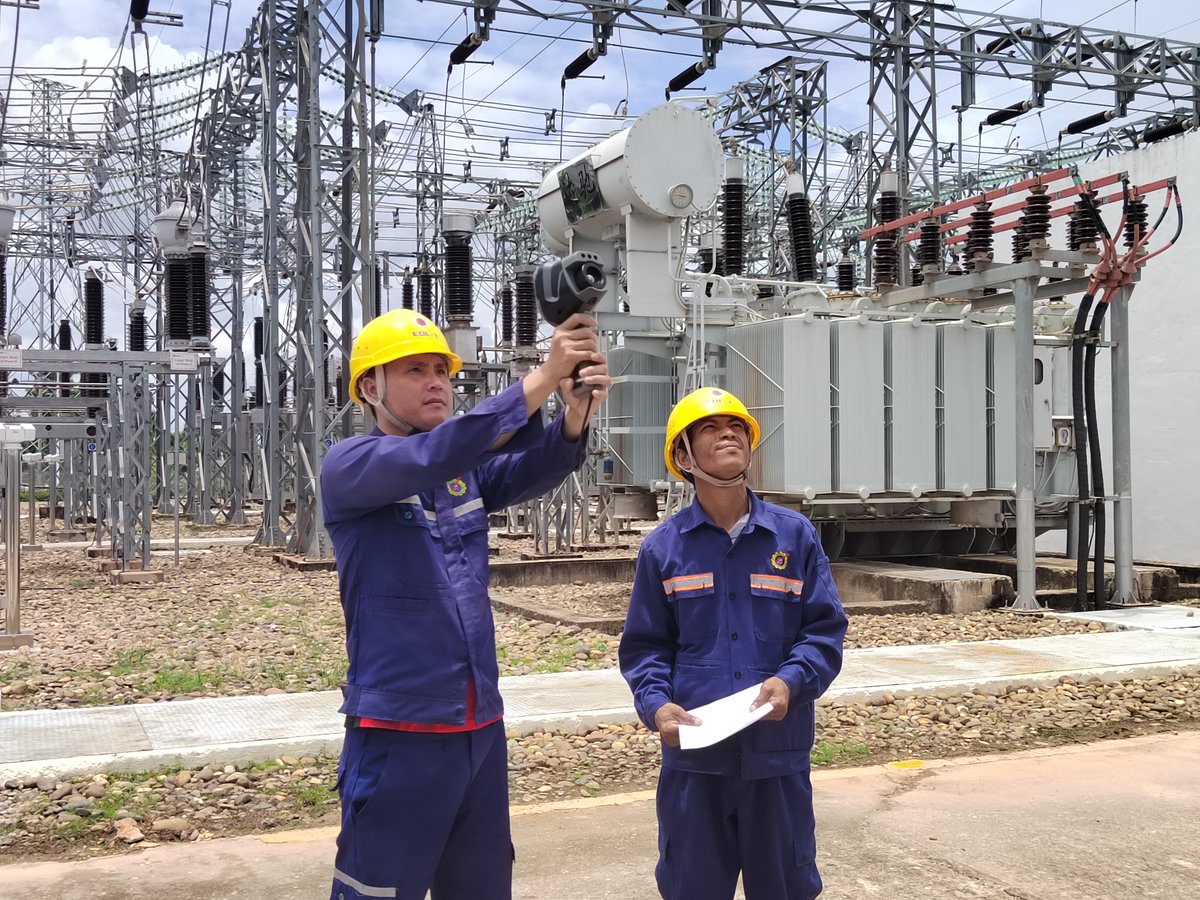 CSG_smartgrid's tweet photo. Marking its 2nd anniversary, EDL-T, co-founded by CSG and Laos' EDL, exemplifies dynamic China-Laos collaboration.🤝

The China-Laos 500kV interconnection project's Lao section is advancing, with completion expected to boost power exchange to 1.5 million kW. Localized tech standards have been adopted, and 2,000+ Lao power professionals trained. The launch of Zhixing Reading Rooms and rural schools is further driving local growth.