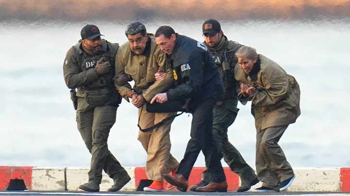 Birisi kahraman, yurtsever, toplumcu ve kamucu...
Diğeri tipik bir tek adam...

Birisi onuru ile öldü.
Diğeri onursuz bir tutsak..

Şili'nin tarihinde Allende diye birisi var ve hep olacak.

Venezuela'nın tarihinde yatak odasından alınan bir devlet başkanı olacak ve unutulacak..