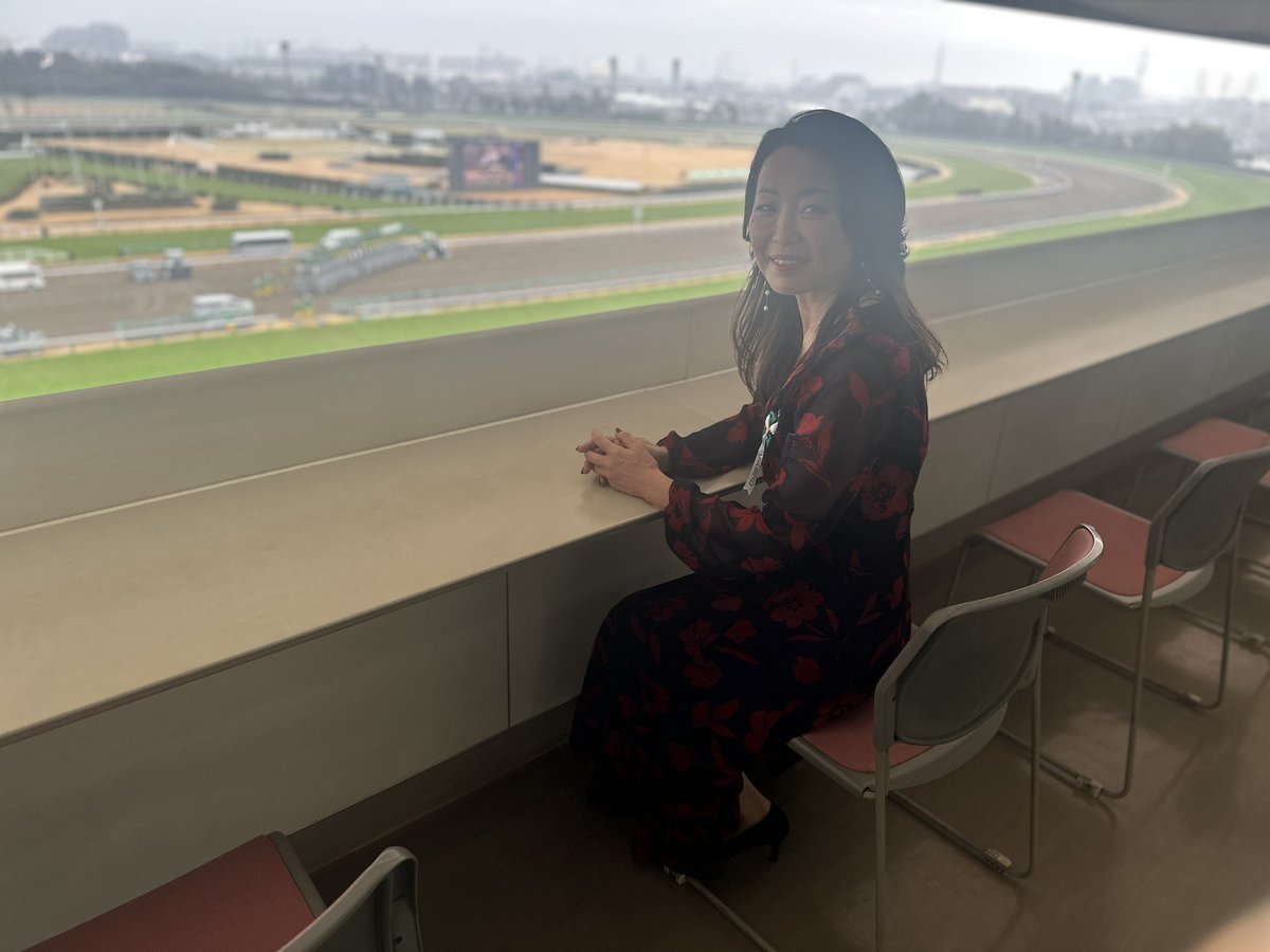 okaru333's tweet photo. そういえば
ここのところ競馬にハマってます🐎

貴賓室でみる競馬は最高です❤️
飲み放題だし https://t.co/CKzE1g1VD3