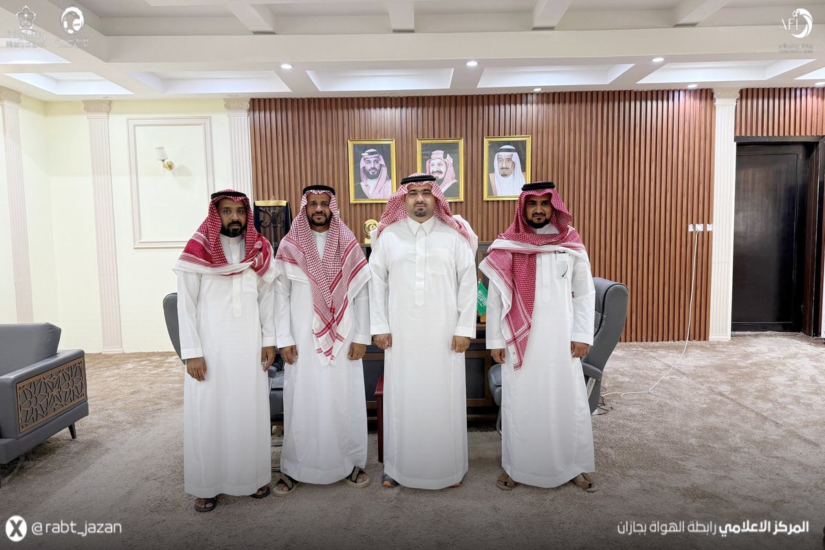 أستقبل محافظ بيش أ. عماش بن فهد الشكرة رئيس رابطة الهواة بجازان أ. عبدالله معشي وممثل الرابطة في المحافظة أ. مفرح نهاري ومشرف ملاعب القطاع الشمالي أ. علي الفوازي .

جرى خلال اللقاء بحث سبل تطوير النشاط الرياضي والملاعب بالمحافظة . 

#رابطة_الهواة_جازان