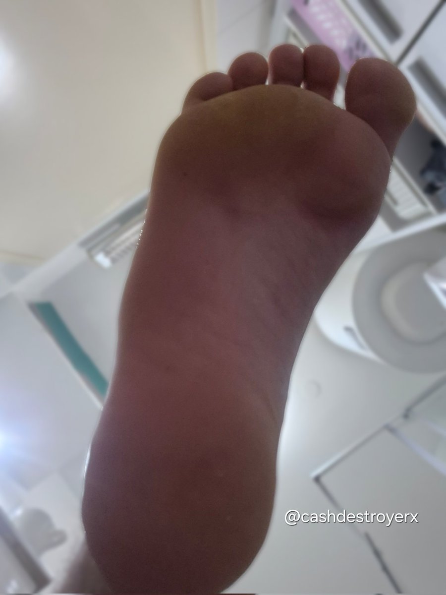 Cashdestroyerx's tweet photo. I will crush you under my huge foot https://t.co/ufCYEv3swf