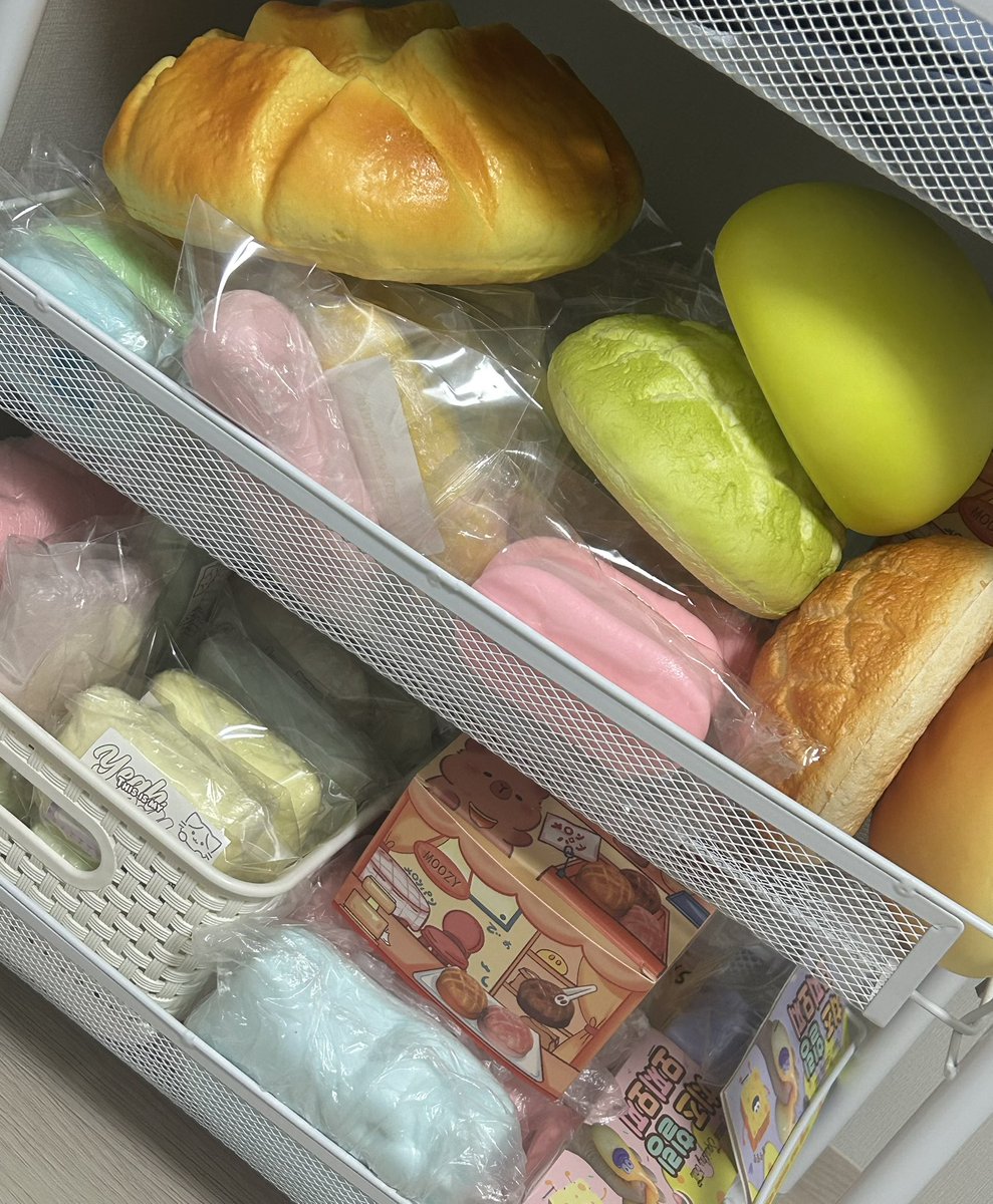 #나눔 #RT #말랑이

안녕하세요?
혹시 말랑이 좋아하시나요?

저는 요즘 말랑이 만지기에 푹 빠졌어요! 처음에는 영상 볼 때의 집중력을 기르려고 만지기 시작했던 건데 어느새 취미가 되었답니다. 그리고 말랑이를 만지기 시작하면서 음주, 흡연, 자해 빈도가 많이 줄어서 나름 뿌듯함을 느끼고