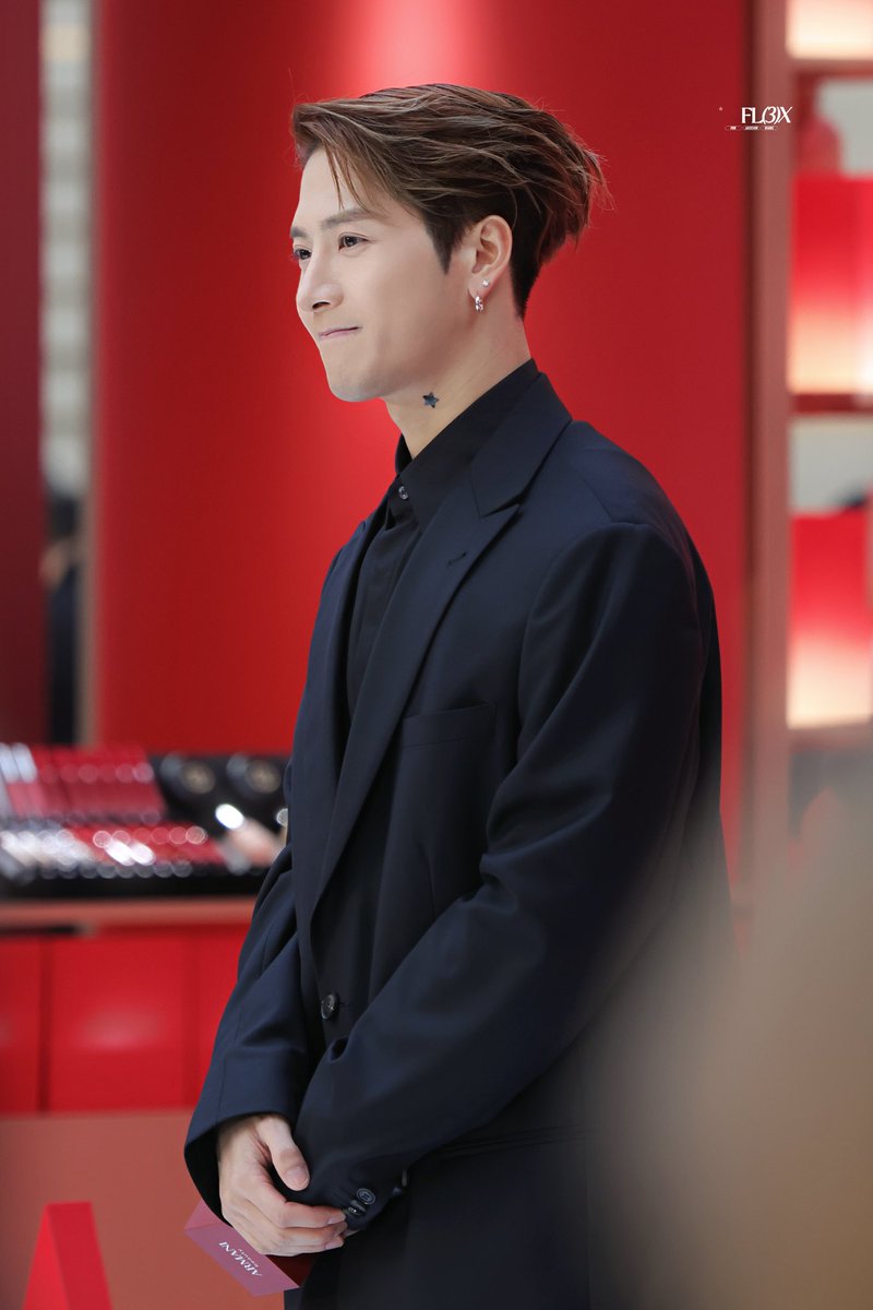 FL3X852- tweet media