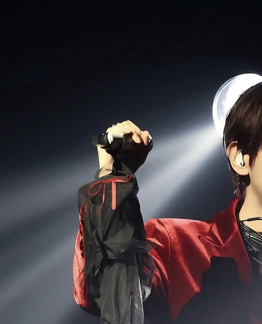 말씀하신 모든 말을 진심으로 대할게요🥺 
 카메라와 난로 커튼까지도 드레스 코드를 지켰어요🎀 
#BAEKHYUN #백현 #ベッキョン