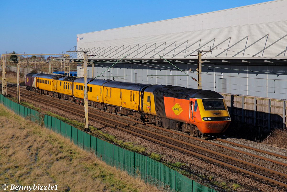 Bennybizzle1's tweet image. #HighSpeedTuesday 43257 leads a Northampton bound NMT last week catching the sun at Nortoft Lane nicely. Had very cold hands after this little trip! @ColasRailUK