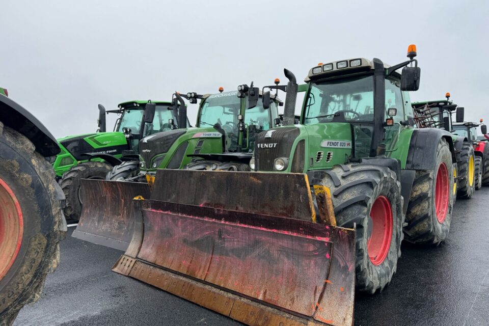 dupontaignan's tweet image. SCANDALEUX !
À une semaine de la signature du Mercosur, plusieurs préfets interdisent la circulation des tracteurs sur les routes de différentes régions. Incapable d’infléchir la position de von der Leyen, Macron bâillonne nos agriculteurs.
Retrouvez mon projet pour bâtir une…
