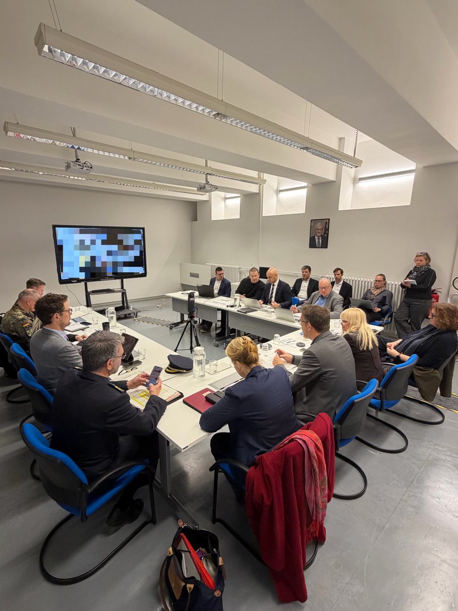 UPDATE ⚠️ Zentrale Krisenstabssitzung des Landes #Berlin – aktuelle Lage zum #Stromausfall.

Auch heute hat der zentrale Krisenstab unter Leitung von Innensenatorin Iris Spranger wieder alle Akteure im Land, den Bezirken, die Einsatzkräften und Hilfsorganisationen