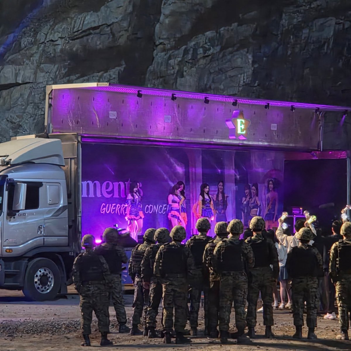 simpforjehoon's tweet image. oh wait elements gonna perform at kim doki's barracks???👀