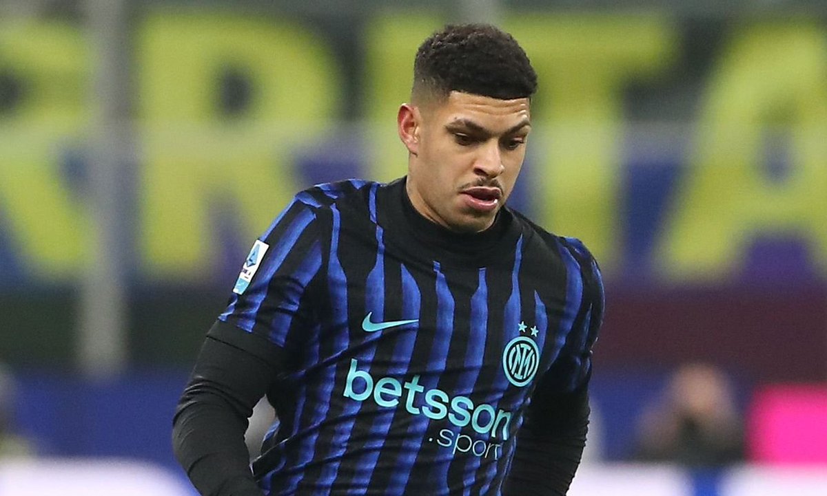 marifcinter's tweet image. Trevisani: "Anche Siani è un upgrade rispetto a Luis Henrique. L'Inter finge di trovare una riserva per mettere un titolare, tipo la mossa Kansas City. 7 a Luis Henrique? Sì, forse all'allenatore del Psg. Non fa niente, corre con la palla, la passa a un metro. C'è un problema che…