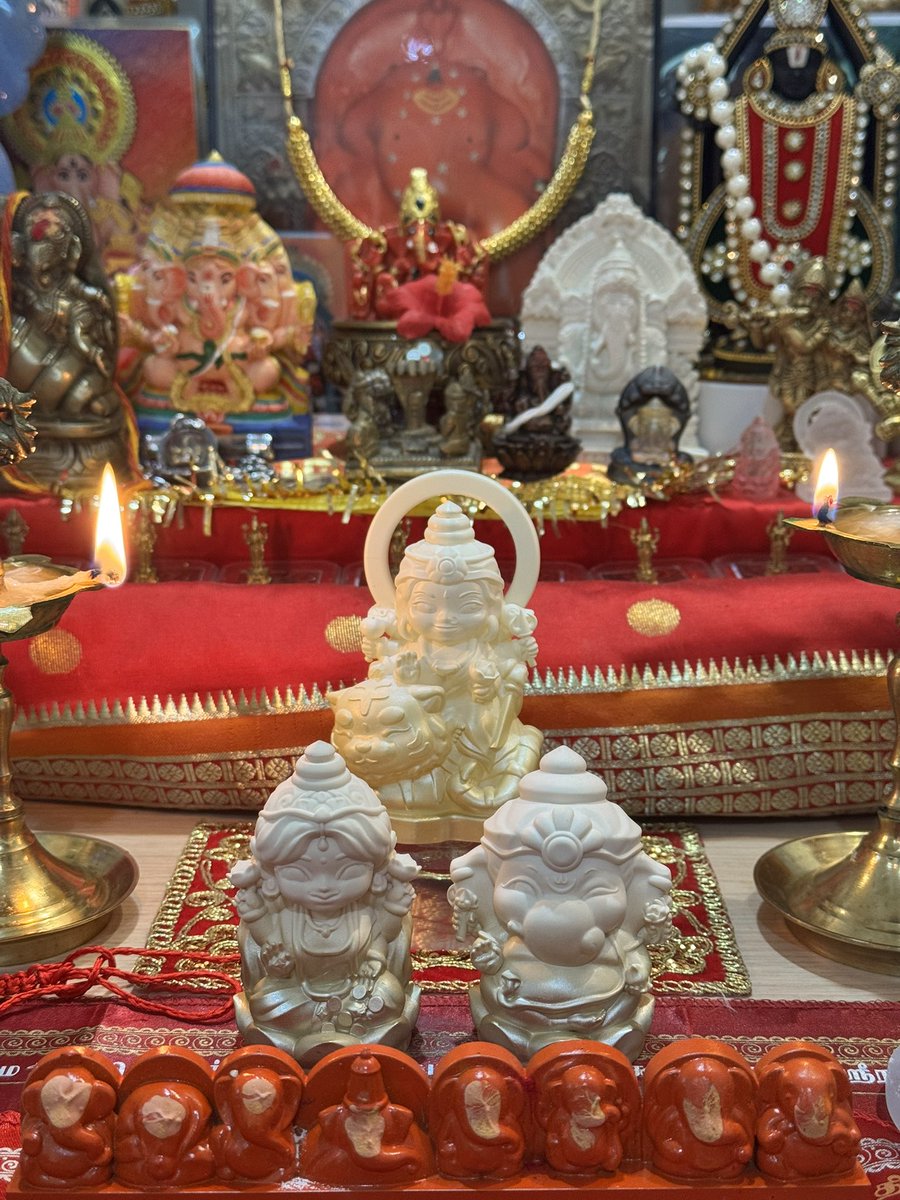 piecebypeacho's tweet image. บูชาแบบสรงสนานแรกด้วยความเรียบง่าย ✨

พระแม่อุมา พระแม่ลักษมีกับพระคเณศพร้อมบูชาเด้อค่ะ บ้านเขียวได้น้า