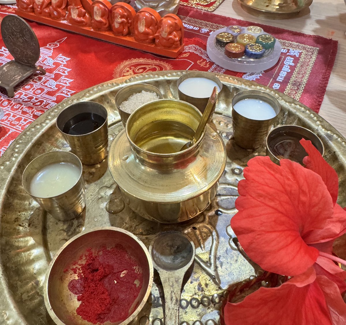 piecebypeacho's tweet image. บูชาแบบสรงสนานแรกด้วยความเรียบง่าย ✨

พระแม่อุมา พระแม่ลักษมีกับพระคเณศพร้อมบูชาเด้อค่ะ บ้านเขียวได้น้า