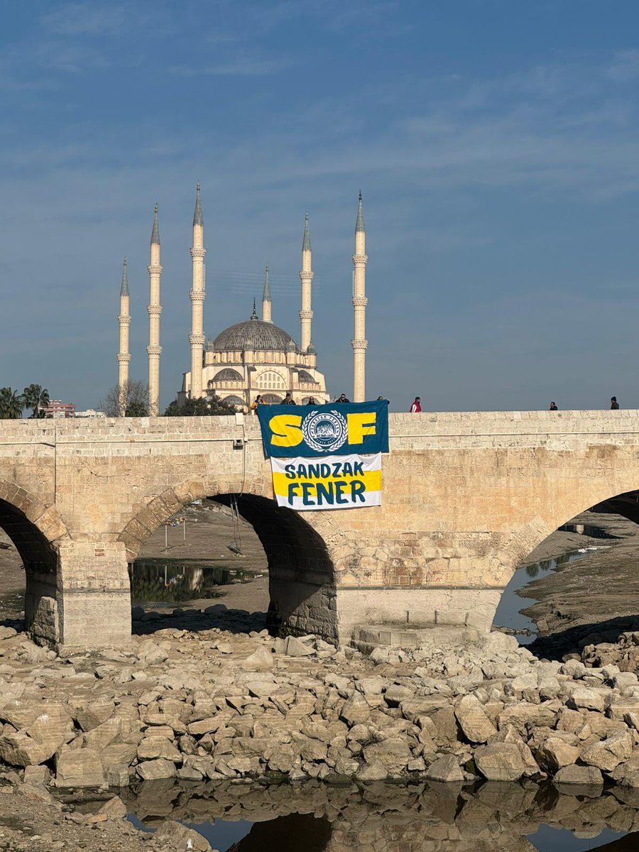 Sandzak Fener – Bilgilendirme

Bugün Adana’da oynanan Türkiye Kupası Yarı Final karşılaşması öncesinde,
Fenerbahçe – Samsunspor maçı için hazırladığımız ve üzerinde yalnızca “Sandzak Fener” ifadesi bulunan pankartımız; siyasi ve ideolojik çağrışım taşıdığı gerekçesiyle stada