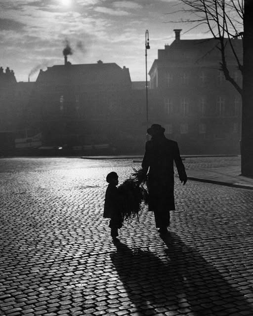 "Agranda la puerta, padre,
porque no puedo pasar;
la hiciste para los niños,
yo he crecido a mi pesar.
Si no me agrandas la puerta,
achícame, por piedad;
vuélveme a la edad bendita
en que vivir es soñar".
Miguel de Unamuno
📷Henk Hilterman