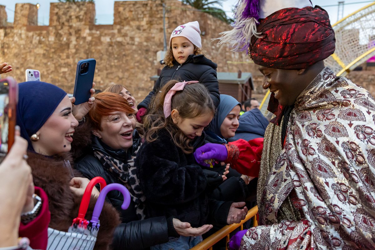 📸 En fotos | La llegada de SS. MM. los Reyes Magos a la Pz. de las Culturas.

[Todas las fotos en nuestro Facebook]