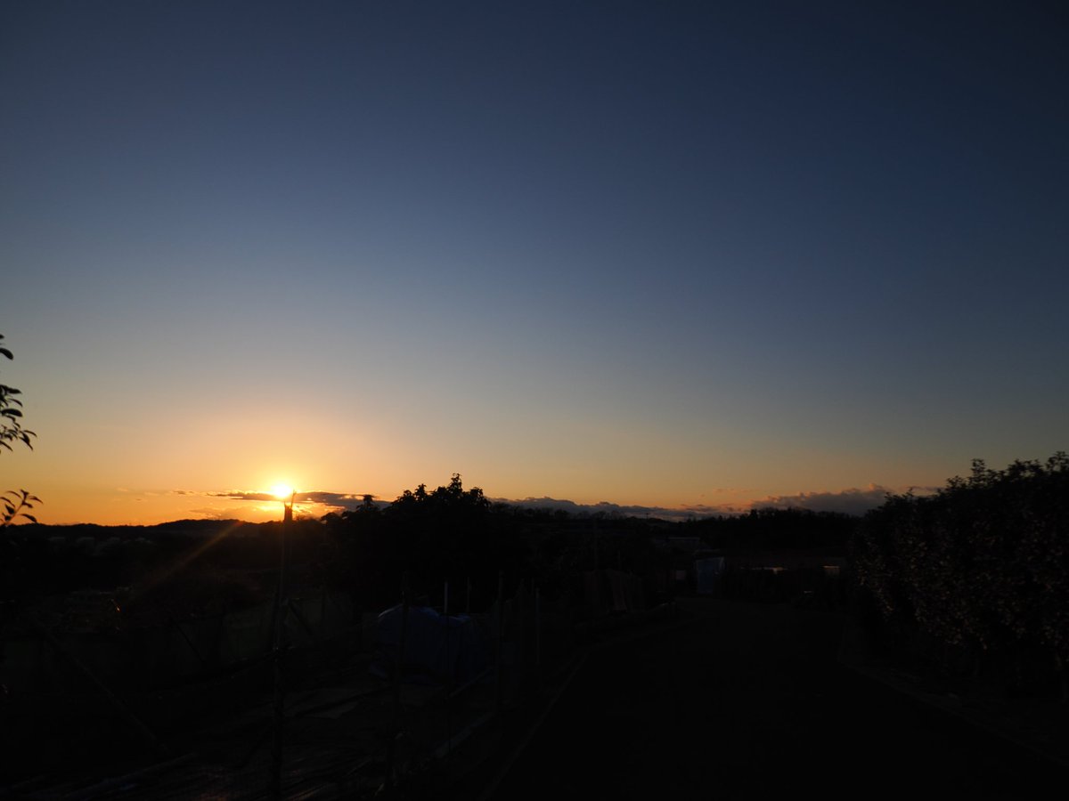 puritan2017's tweet photo. 本日の夕日に使ったフィルターはCOKINのC-PLと角型GND8ハーフ
富士山は雲に隠れて見えず
#COKIN https://t.co/6P9Nk4S5EL