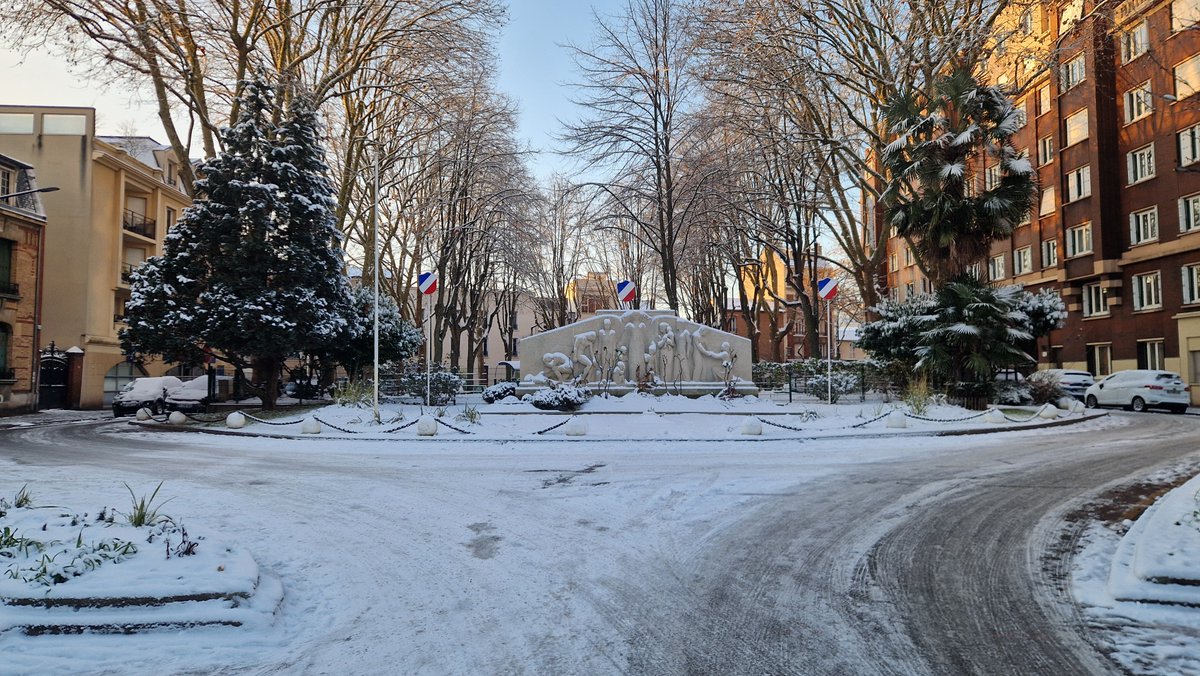 ArchiMalakoff's tweet photo. Promenade matinale à Malakoff. Bonne journée à toutes et à tous!✌️❄️✌️
#Malakoff #neige #iledefrance #hautsdeseine #architecture #architecte #architectemalakoff
#urbanisme #territoire #logement #construction #immobilier #ville #environnement https://t.co/kMSzU6zchz