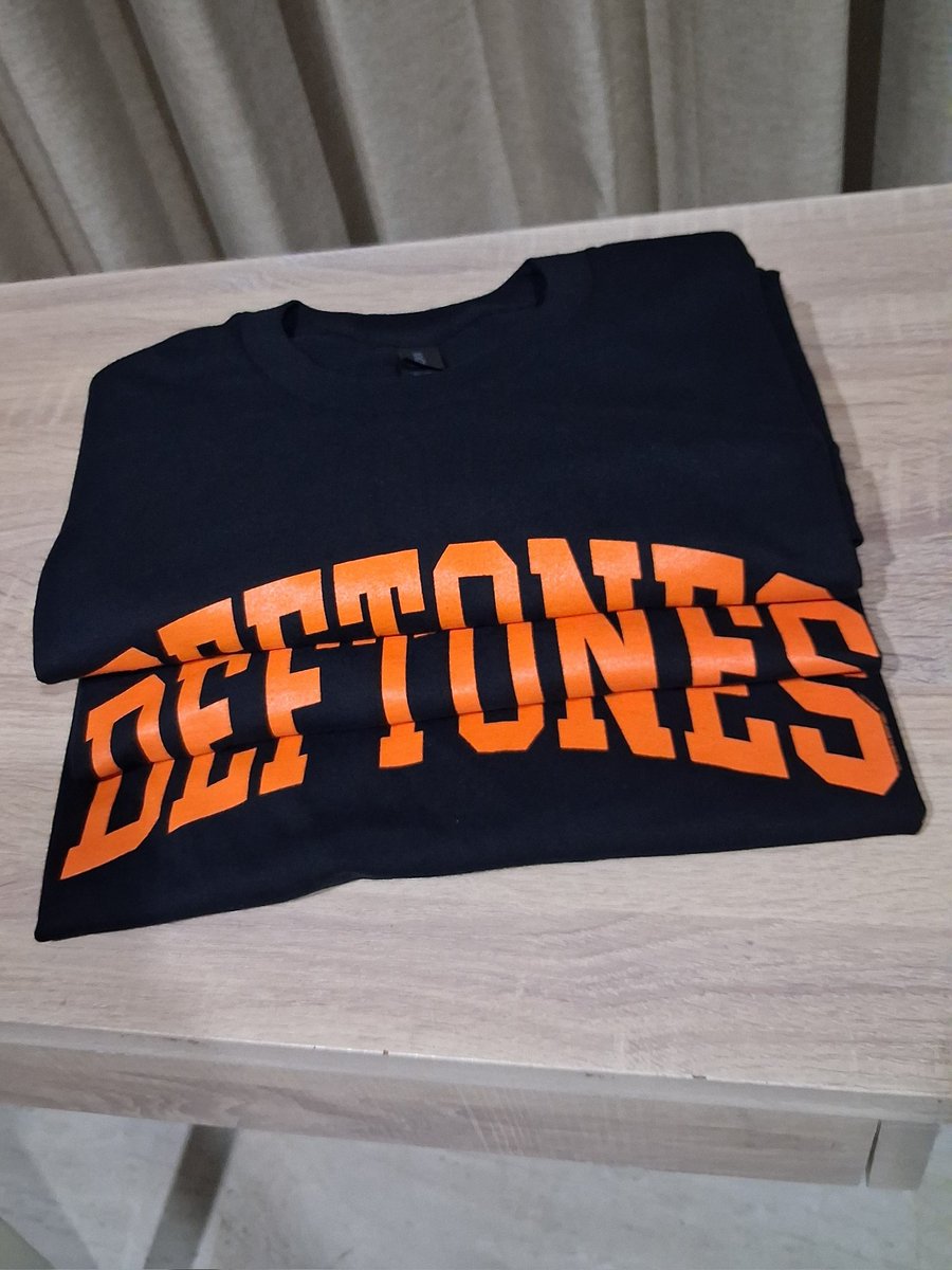 Nama "Deftones" adalah gabungan dari beberapa kata. Diyakini sebagai permainan kata dari istilah "Deaf Tone" atau "Tone Deaf".

#Deftones #OfficialMerch #RockstarCity #JajanRock