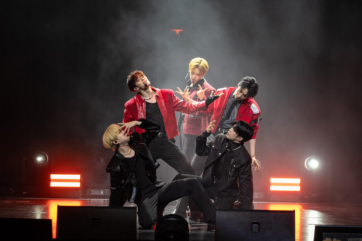 friedrice_live's tweet image. 𝐖𝐡𝐚𝐭𝐞𝐯𝐞𝐫 𝐡𝐚𝐩𝐩𝐞𝐧𝐬,
𝐈'𝐦 𝐠𝐨𝐧𝐧𝐚 𝐛𝐲 𝐲𝐨𝐮𝐫 𝐬𝐢𝐝𝐞 °,☆

Singapore VERRERs, thank you for being with VERIVERY through every moment 💜🤍 The energy at 'Hello VERI Long Time' IN SINGAPORE was 109% 💥

#베리베리 #VERIVERY #VRVR
#VERIVERY_FANMEETING
#DONGHEON…