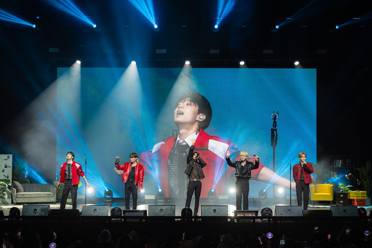 friedrice_live's tweet image. 𝐖𝐡𝐚𝐭𝐞𝐯𝐞𝐫 𝐡𝐚𝐩𝐩𝐞𝐧𝐬,
𝐈'𝐦 𝐠𝐨𝐧𝐧𝐚 𝐛𝐲 𝐲𝐨𝐮𝐫 𝐬𝐢𝐝𝐞 °,☆

Singapore VERRERs, thank you for being with VERIVERY through every moment 💜🤍 The energy at 'Hello VERI Long Time' IN SINGAPORE was 109% 💥

#베리베리 #VERIVERY #VRVR
#VERIVERY_FANMEETING
#DONGHEON…