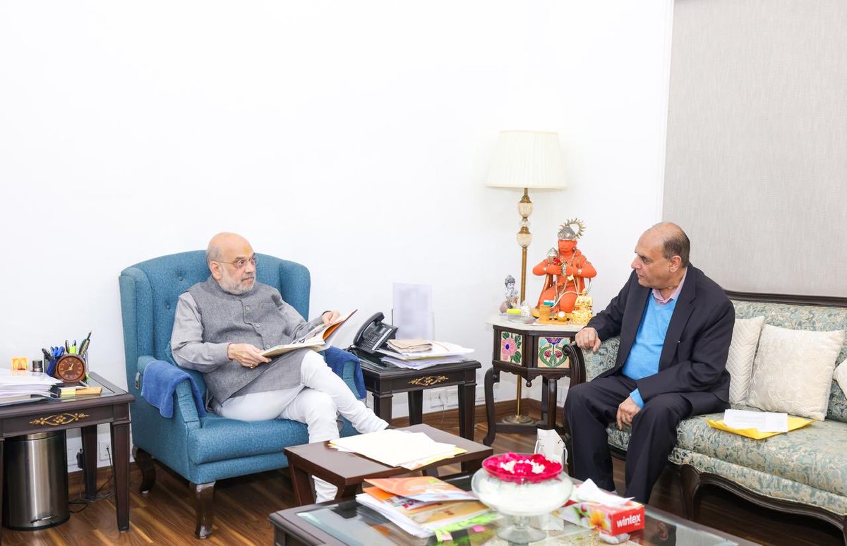 देश के गृह मंत्री श्री अमित शाह को दिल्ली में उनके निवास पर अपनी नई पुस्तक Revolutionary Raj - Narendra Modi’s 25 years “ भेंट कर प्रसन्नता हुई । श्री शाह ने आकर्षक कॉफ़ी टेबल बुक और पठनीय विश्लेषणों की सराहना करते हुए इसे अधिकाधिक पाठकों और पुस्तकालयों तक पहुँचने की शुभकामना दी