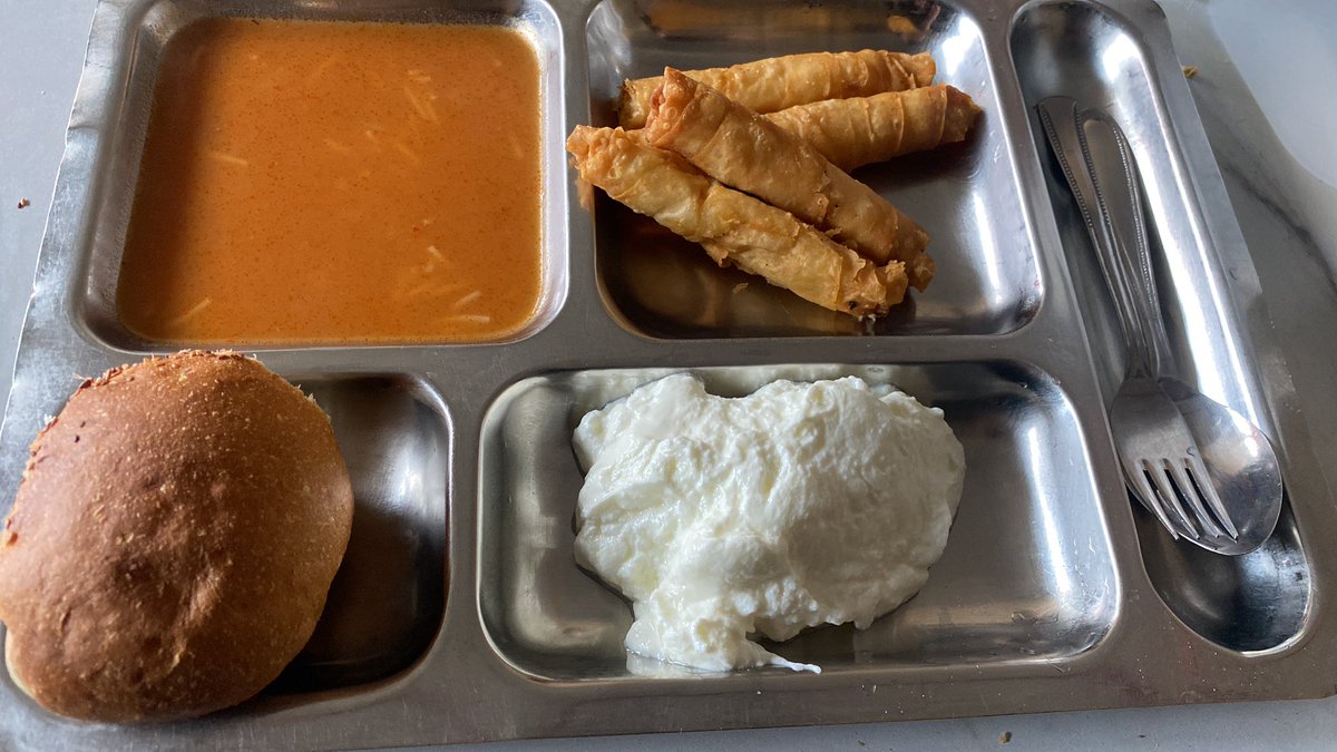 Bir takipçimiz, yıllık 20 milyon Euro ciro yaptığını belirttiği firmada verilen öğle yemeğini paylaştı.