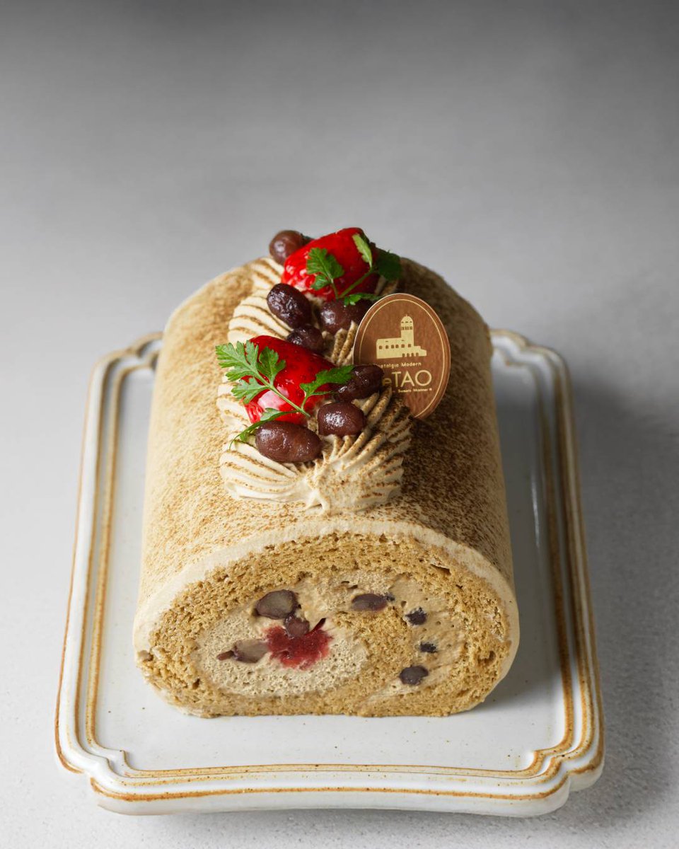 【エキモルタオよりご紹介】

エキモルタオでは毎月一度、
月替りのロールケーキをお楽しみいただけます。

今月は1月11日（日）に
「ほうじ茶と苺のロール」をご用意。

ほうじ茶が香るロール生地で
ほうじ茶クリームと苺ジュレ、大納言小豆を巻き上げました。

※詳細は店舗にてご確認ください。