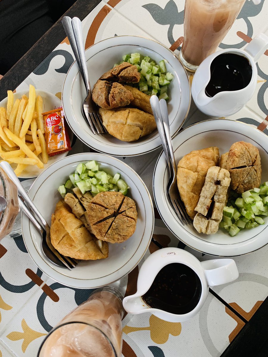 senathriya's tweet image. Nemu pempek enak dan murah (tapi jauh)😂