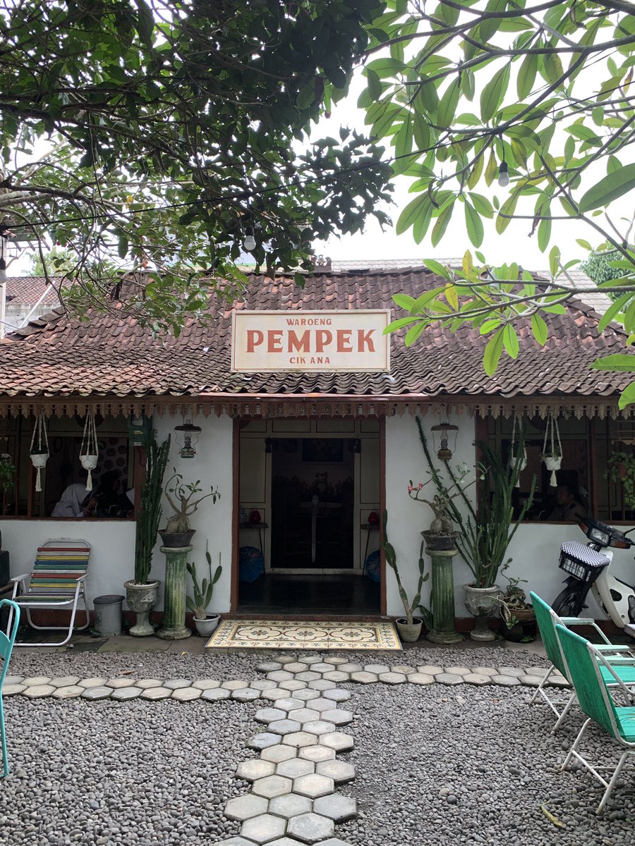 senathriya's tweet image. Nemu pempek enak dan murah (tapi jauh)😂