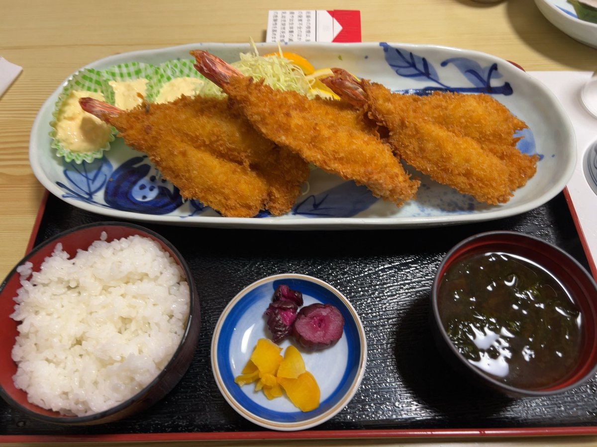 aRE_koedekai's tweet photo. エビフライ デカすぎ😧 https://t.co/ZsAvTYLI9C