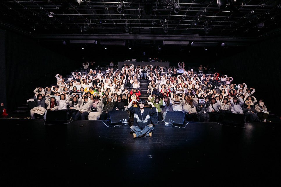 단체사진 팬들 한 명씩 블러처리 해주느라 늦은 거
ㄹㅇ 감다살 회사