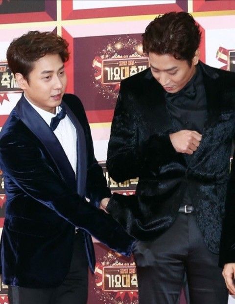 앤디: 잘 때 안고 자는 베개나 봉제인형을 안는 놈이나 입가에 이불이나 담요를 가지고 오는 놈, 동그란 자세로 자는 놈은 굉장히 응석받이 같다. 이것은 껴안고 있거나 입가에 물건이 닿고 있거나, 둥글게 말면 안심하기 때문이라고, 에릭 형
에릭: 야, 무슨 말을 하고 싶은거야 ㅋㅋㅋ