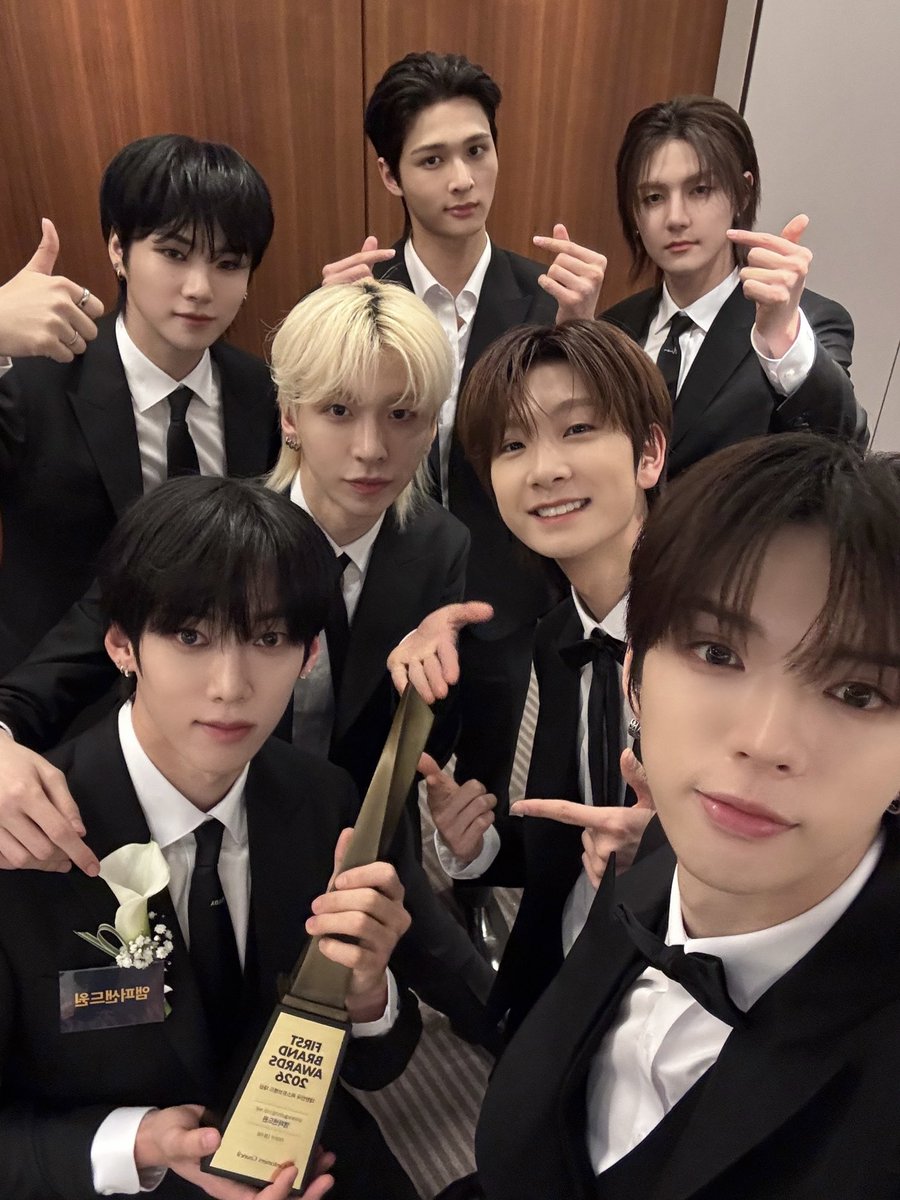 _AMPERSANDONE_'s tweet photo. [📸] 2026 대한민국 퍼스트브랜드 대상

🏆남자아이돌(라이징스타)🏆

앤디어 덕분에 빛나는 상을 수상했습니다✨
응원해 주신 앤디어 감사합니다❤️

#앰퍼샌드원 #AMPERSANDONE https://t.co/OpfsXY1L2j