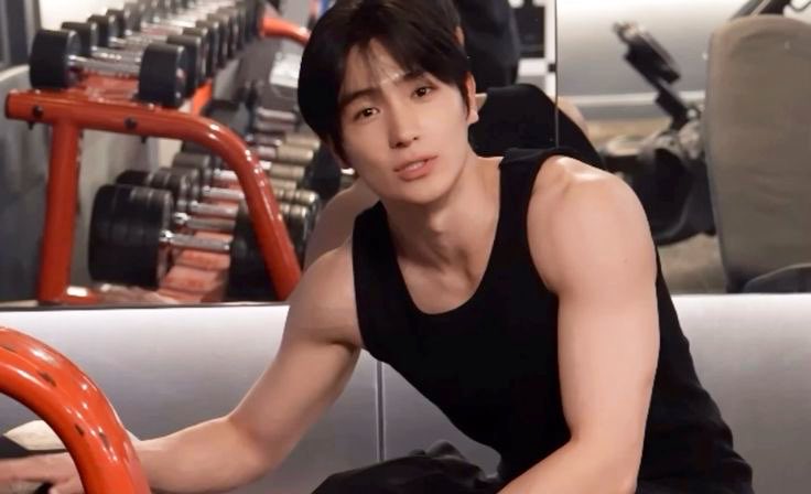 i was born in the right generation i love hyunjae biceps