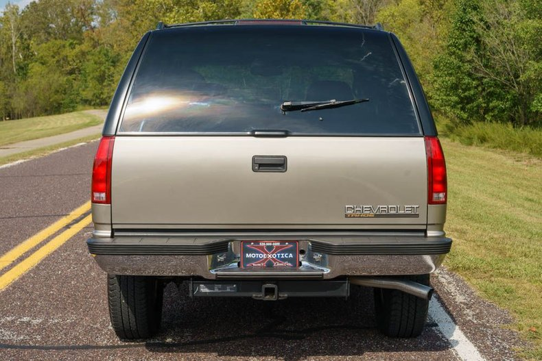 shbox0's tweet photo. @lewhunt1 @Mr_Zreal @MyronVernis O.J. Simpson's car is a fifth generation Ford Bronco, the car pictured is a first generation Chevrolet Tahoe. https://t.co/PNyjZfmPz8