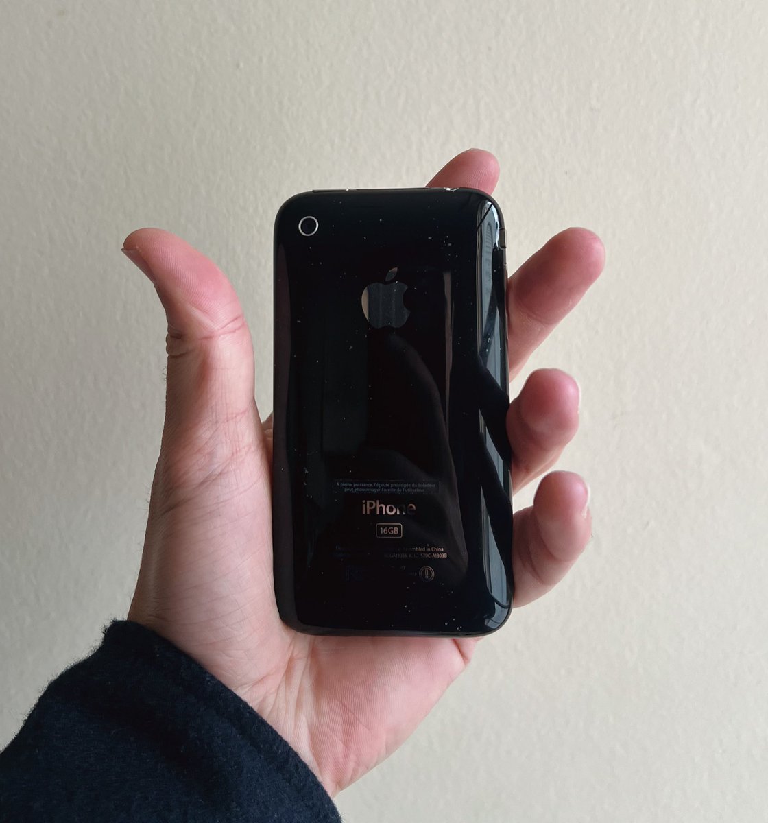 youIaine's tweet image. En vidant un vieux carton, je tombe sur ÇA : l’iPhone 3GS 16GB de mon père (2009).  

J’avais 11 ans à l’époque, et c’était déjà la révolution – 16GB infinis, App Store qui changeait tout.  

Apple maximalist depuis gamin grâce à lui!📱🍎