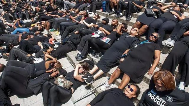 AggeeChuga's tweet photo. AFRIQUE DU SUD πΏπ¦ | Des milliers de femmes ont paralysΓ© le pays lors du *G20 Womenβs Shutdown*, un cri contre les violences sexistes. πππ
https://t.co/GyAiElFEYB
#ShutdownSA #StopGBV #WomenForChange #AfriqueDuSud https://t.co/eyrSLZ0JGX