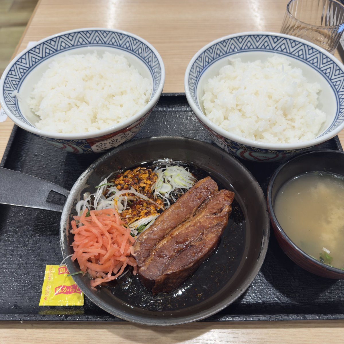 38歳独身男性の夕食は

吉野家の厚切り豚角煮定食です🥲🍚✨

ご飯おかわり自由で
税込1,097円は最高です😱！！