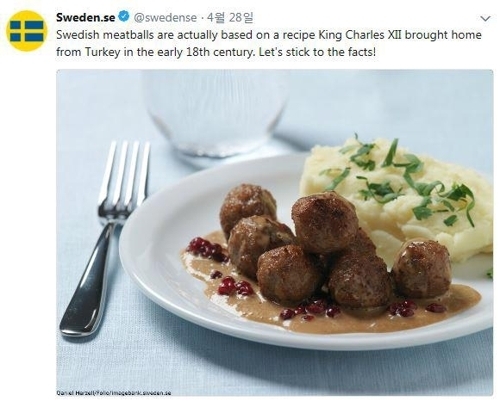 스웨덴 배경의 만화를 보는데... 스웨덴 사람들 미트볼 많이 먹음(이케아 푸드코트 느낌으로). 이거 기원이 터키 케밥이라는 것을 스웨덴 사람들도 잘 모르는데, 샤를 12세가 18세기에 대북방 전쟁 때 너무 동진해서 오스만 제국에 망명했고. 스웨덴으로 귀국하면서 가져온 문화가 이거하고 커피