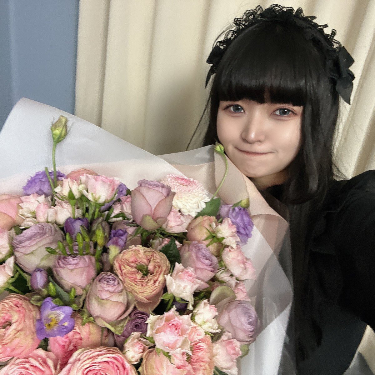pien1204's tweet photo. 誕生日に花束忘れたお詫びにめっっっちゃ大きい花束を貰いました💐 https://t.co/rCKsvjzAQG
