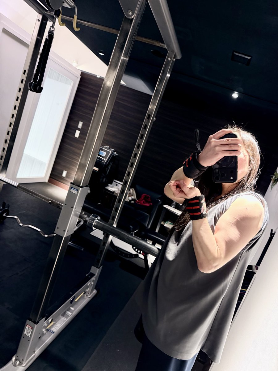 腕の日💪女で二頭とか要らなくない？とか言われても私はとても必要なので今年から週2で腕💪💪フルパワー筋トレ再開してから筋トレ後に超超眠くなってやばい🥱