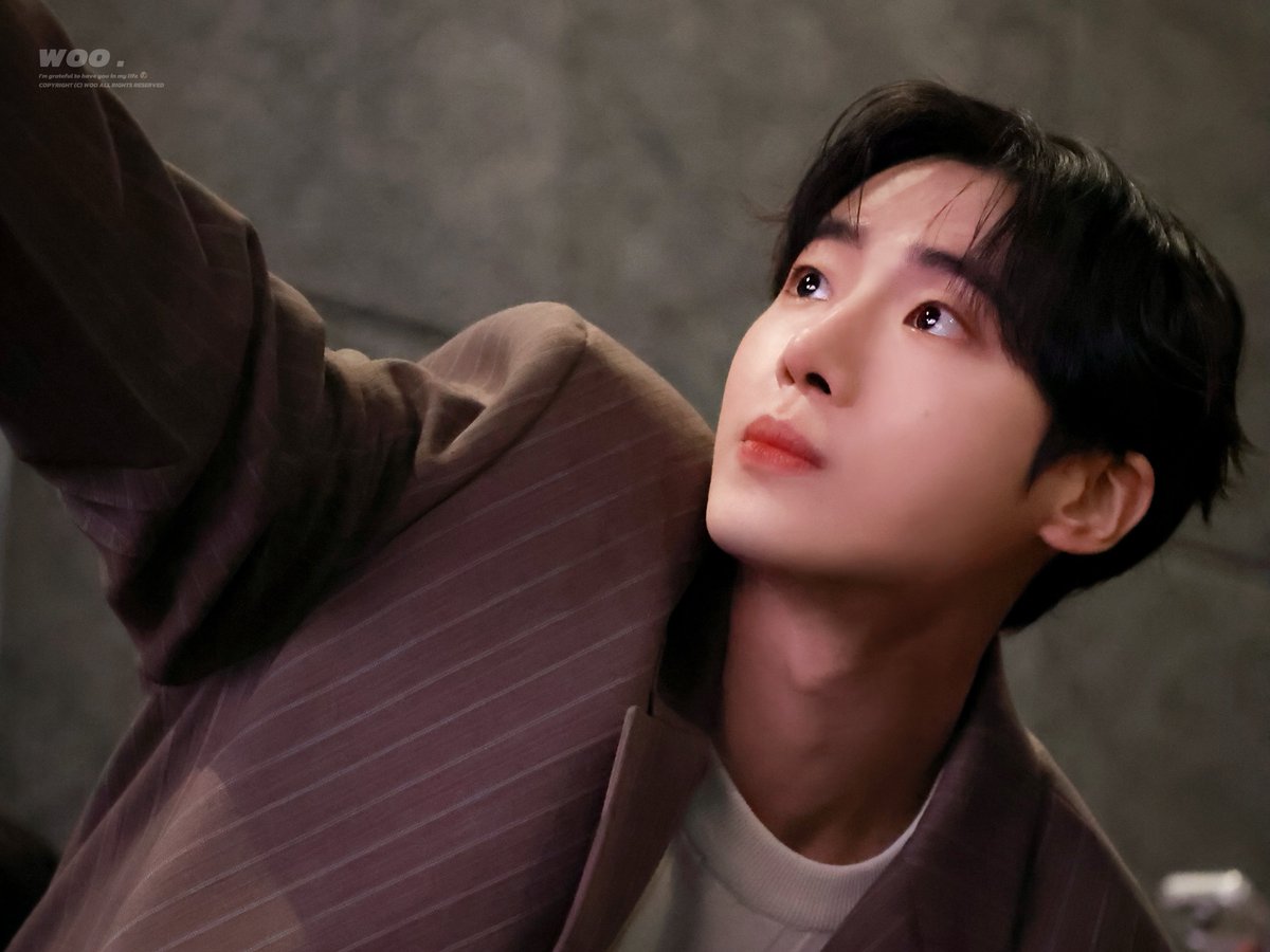 ttyuWOO's tweet image. 260104 오세이사 무대인사 #추영우 

팬분들이랑 사진찍을 때 반짝거렷던 영우 눈..👀🤍