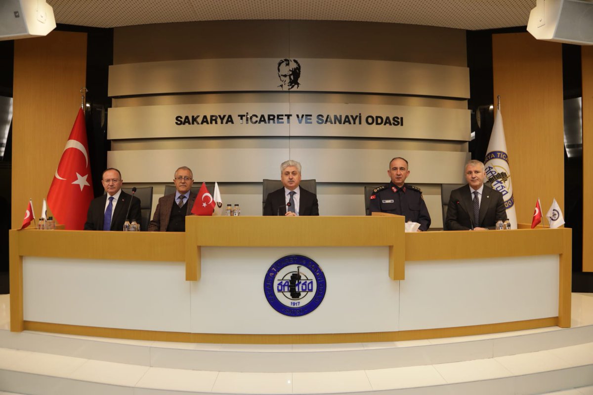 akgunaltug1's tweet photo. Üyesi olmaktan kıvanç duyduğum ve geçtiğimiz yıl şehrimizde faaliyetlerine başlayan Jandarma Asayiş Vakfı (JAV) Sakarya Şubemizin ilk toplantısını Sakarya Valimiz Sayın Rahmi Doğan, JAV Genel Müdürümüz Sayın E.J.Kur.Alb. Mehmet Boyraz, İl Jandarma Komutanımız Sayın Jnd. Alb. Hasan Erbağ, JAV Temsilcilik Müdürü Sayın E.J.Alb. İsmail Karaca ile kıymetli üyelerimizin katılımıyla Odamızın ev sahipliğinde gerçekleştirdik.

İlimizin, ülkemizin huzur ve güvenliğini sağlamanın yanı sıra JAV ile de sosyal dayanışmayı artırmayı amaçlayan şubemizin bu amaca yönelik her faaliyetine SATSO olarak bizler de en önde destek vermeye devam edeceğiz. Bu birlik tablosunun güçlenerek devam etmesini diliyorum.
@Janasvak