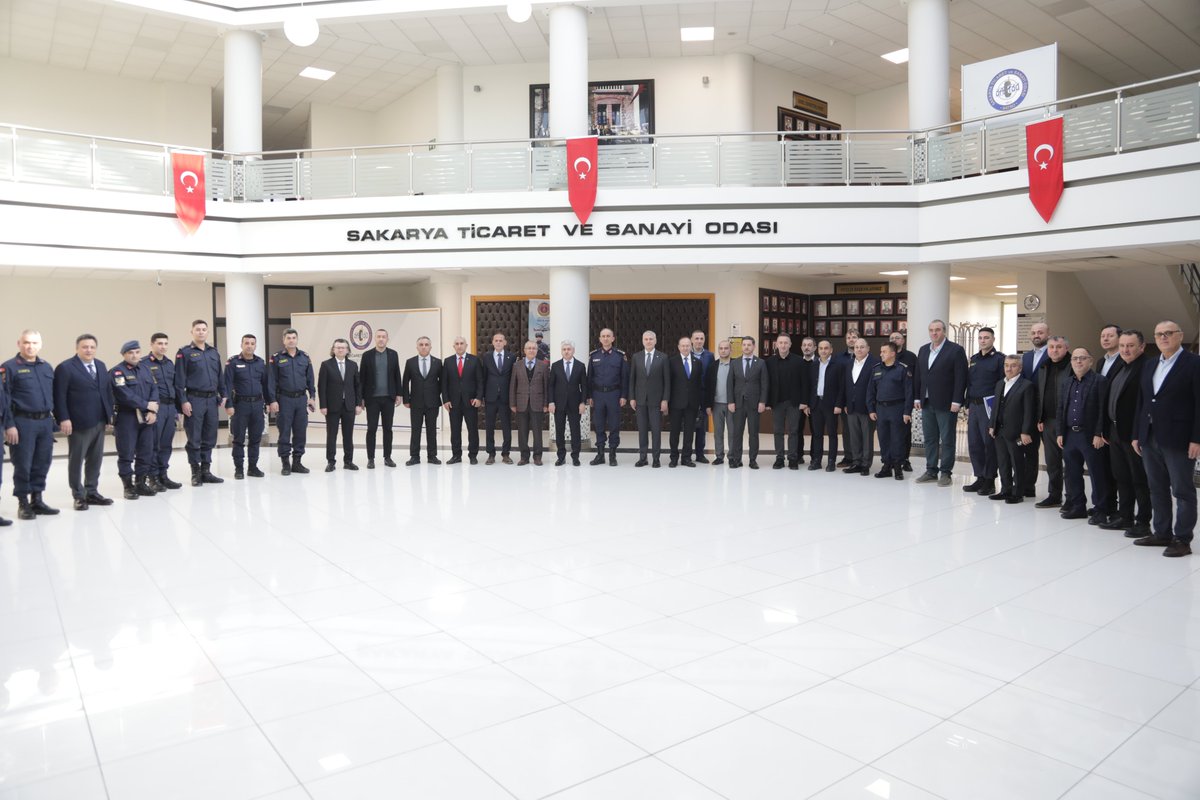 akgunaltug1's tweet photo. Üyesi olmaktan kıvanç duyduğum ve geçtiğimiz yıl şehrimizde faaliyetlerine başlayan Jandarma Asayiş Vakfı (JAV) Sakarya Şubemizin ilk toplantısını Sakarya Valimiz Sayın Rahmi Doğan, JAV Genel Müdürümüz Sayın E.J.Kur.Alb. Mehmet Boyraz, İl Jandarma Komutanımız Sayın Jnd. Alb. Hasan Erbağ, JAV Temsilcilik Müdürü Sayın E.J.Alb. İsmail Karaca ile kıymetli üyelerimizin katılımıyla Odamızın ev sahipliğinde gerçekleştirdik.

İlimizin, ülkemizin huzur ve güvenliğini sağlamanın yanı sıra JAV ile de sosyal dayanışmayı artırmayı amaçlayan şubemizin bu amaca yönelik her faaliyetine SATSO olarak bizler de en önde destek vermeye devam edeceğiz. Bu birlik tablosunun güçlenerek devam etmesini diliyorum.
@Janasvak
