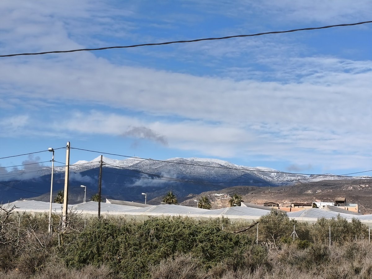 vissicleto's tweet photo. @tiempobrasero Nevazo histórico en Sierra de Gádor, #Almería, fotografiado desde #RoquetasdeMar https://t.co/xXggfsgYzC