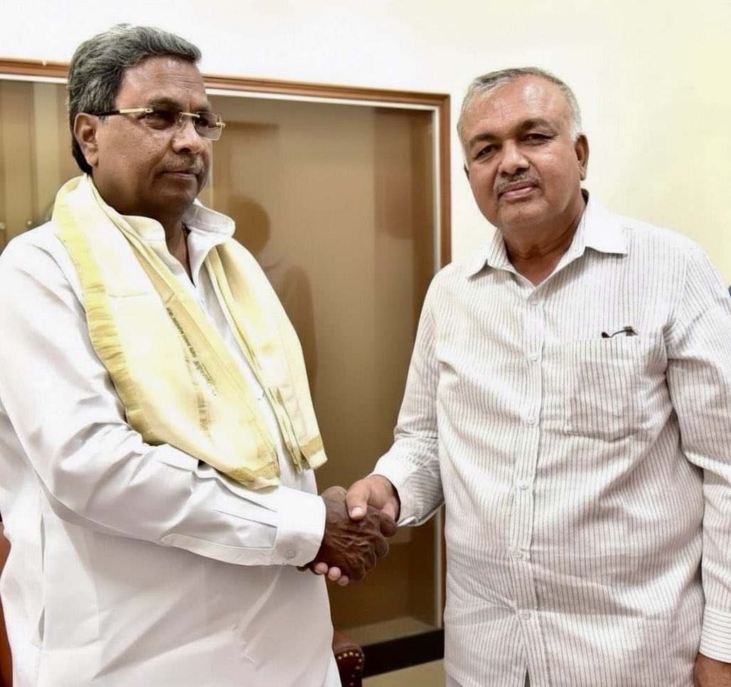RLR_BTM's tweet photo. ರಾಜ್ಯದ ಇತಿಹಾಸದಲ್ಲಿ ಅತಿ ದೀರ್ಘಕಾಲ ಮುಖ್ಯಮಂತ್ರಿಯಾಗಿ ಸೇವೆ ಸಲ್ಲಿಸಿ, ಹೊಸ ಮೈಲಿಗಲ್ಲು ಸ್ಥಾಪಿಸಿದ ಸನ್ಮಾನ್ಯ ಶ್ರೀ ಸಿದ್ದರಾಮಯ್ಯನವರಿಗೆ ಅಭಿನಂದನೆಗಳು.

ಸರ್ವರಿಗೂ ಸಮಬಾಳು ನೀಡುವ ನಿಮ್ಮ ಆಡಳಿತ ಶೈಲಿ ರಾಜ್ಯಕ್ಕೆ ಮಾದರಿ. ಈ ಐತಿಹಾಸಿಕ ಸಂದರ್ಭದಲ್ಲಿ ನಿಮಗೆ ಶುಭ ಹಾರೈಸುತ್ತೇನೆ.

#Siddaramaiah #LongestServingCM #KarnatakaGovt #SocialJustice #Leadership #RamalingaReddy 

@siddaramaiah