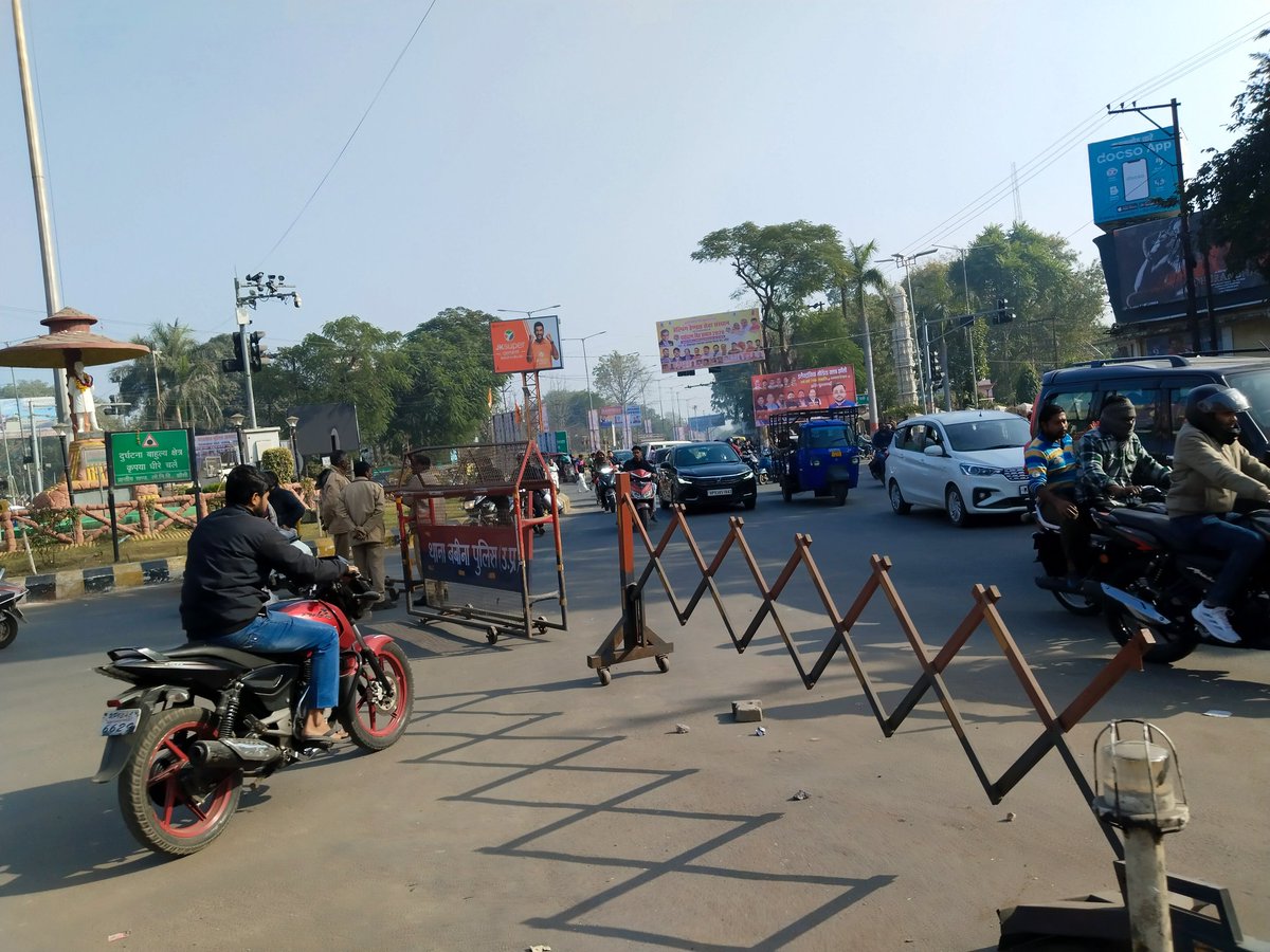 SDJM1928's tweet photo. #झांसी_महानगर में यातायात व्यवस्था भगवान भरोसे इलाइट, कचहरी चौराहे को बंद कर रखा। जबकि सिग्नल लाइट लगीं परंतु उनका उपयोग बंद करके केवल जनता को परेशानी होती है। इस पर ध्यान दें।  @myogiadityanath @dgpup @dmjhansi1 @sspjhansi @digjhansi2 @AnuraagJhansi @ABPNews https://t.co/8T50Xi0SO8