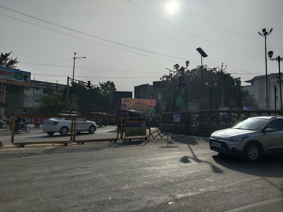 SDJM1928's tweet photo. #झांसी_महानगर में यातायात व्यवस्था भगवान भरोसे इलाइट, कचहरी चौराहे को बंद कर रखा। जबकि सिग्नल लाइट लगीं परंतु उनका उपयोग बंद करके केवल जनता को परेशानी होती है। इस पर ध्यान दें।  @myogiadityanath @dgpup @dmjhansi1 @sspjhansi @digjhansi2 @AnuraagJhansi @ABPNews https://t.co/8T50Xi0SO8