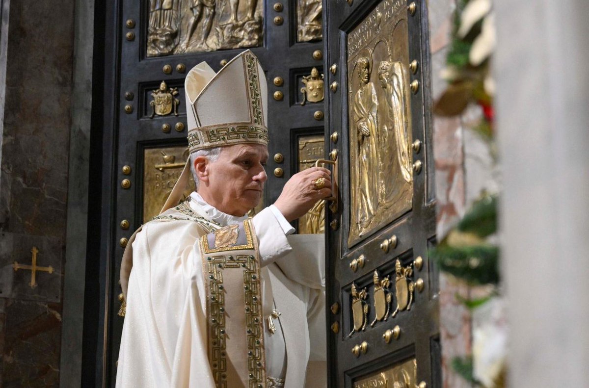 silerenonpossum's tweet image. The Holy Father #LeoXIV has officially brought the #Jubilee of Hope 2025 to a close.

“It is beautiful to become pilgrims of hope. And it is beautiful to continue to be so, together. God’s faithfulness will astonish us again. If we do not turn our churches into monuments, if our