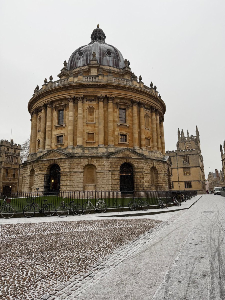 UniofOxford's tweet photo. Sprinklings of snow in Oxford this morning 🌨️

📷 | @ErinSaupe https://t.co/zceqygwA2p